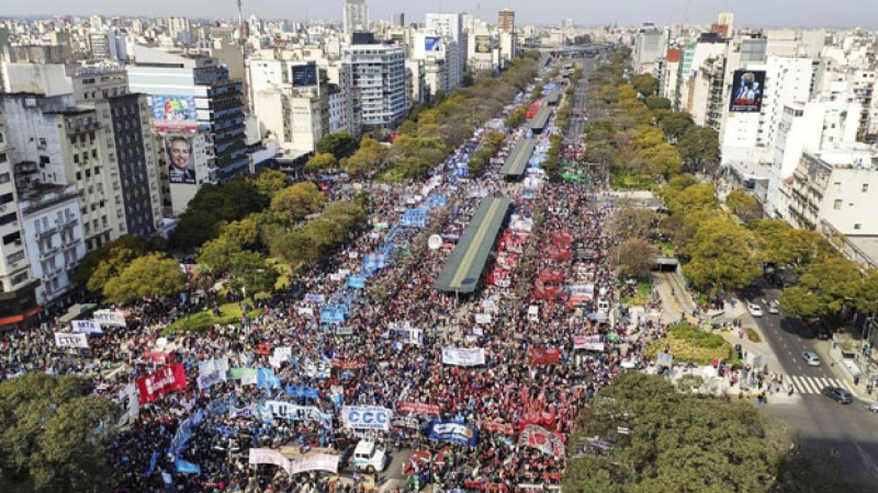 Masiva marcha en Capital en reclamo de medidas para enfrentar la ‘crisis social‘
