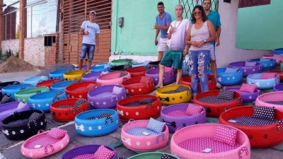 Artista brasileño transforma viejos neumáticos en camitas para los perros callejeros