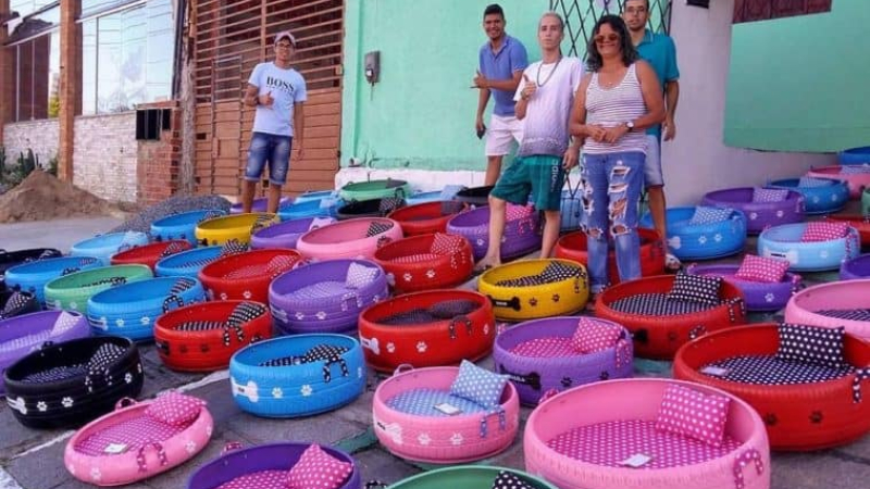 Artista brasileño transforma viejos neumáticos en camitas para los perros callejeros