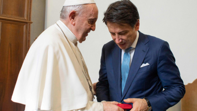 El papa se quedó encerrado en el ascensor