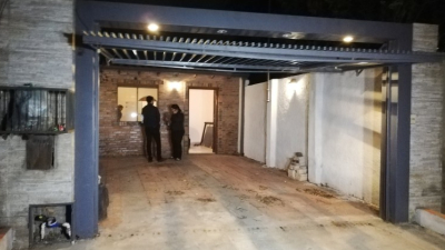 Allanan 4 viviendas y encuentran dinero en casa de guardiacárcel