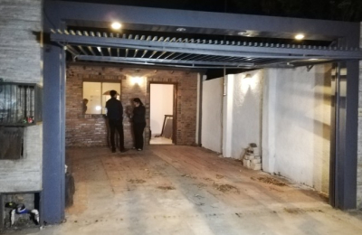 Allanan 4 viviendas y encuentran dinero en casa de guardiacárcel