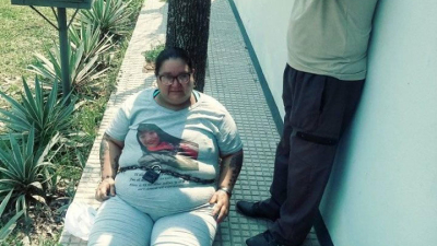 Se encadenó para pedir que liberen a su hermano y lo compartió en las redes