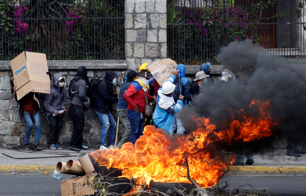 Quito se vio sacudido en el décimo día de enfrentamientos contra los planes de austeridad de Moreno, en tensa jornada en la que se incendió el edificio de la contraloría del Estado y se bloquearon los accesos al aeropuerto.
