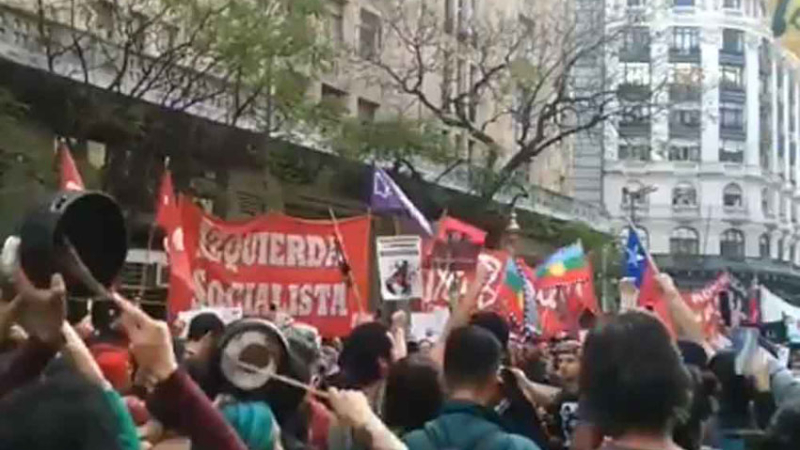 Protestas e incidentes frente al consulado de Chile en Buenos Aires