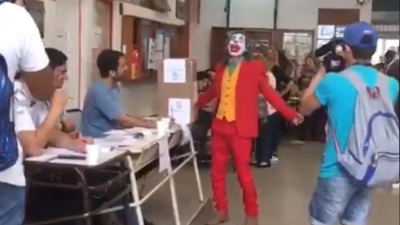 Votó el "Guasón" en una escuela de Lanús