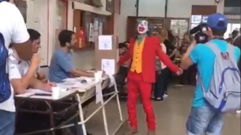 Votó el "Guasón" en una escuela de Lanús