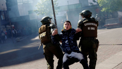 Chile: un manifestante escapa de cinco carabineros en moto y se vuelve furor en las redes