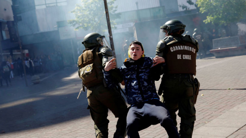 Chile: un manifestante escapa de cinco carabineros en moto y se vuelve furor en las redes