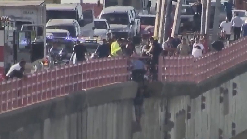 Rescatan a un hombre que intentó arrojarse del puente