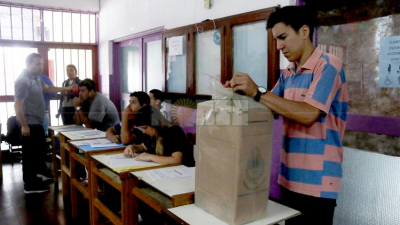 Con problemas para conformar las mesas de votación comenzó el acto electoral