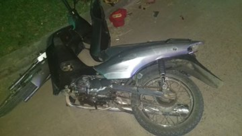 Un motociclista pelea por su vida tras ser atropellado por un móvil de la comisaría Sexta