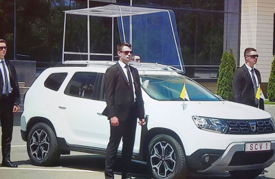 El nuevo Papamóvil es un Dacia rumano