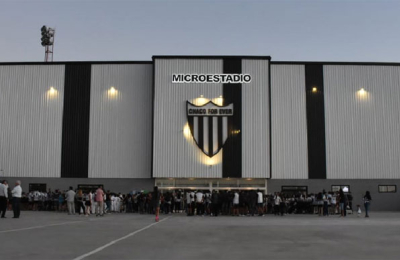 El ‘albinegro’ inauguró su microestadio ’19 de Febrero’