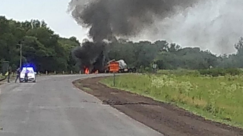 Espectacular vuelco e incendio de un camión cisterna cerca de Basail