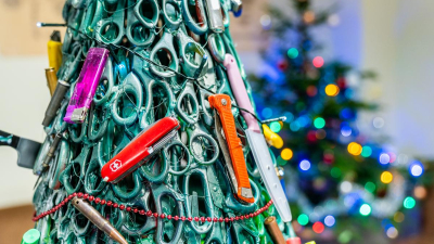 Un aeropuerto armó un árbol de Navidad con todo lo confiscado en el año