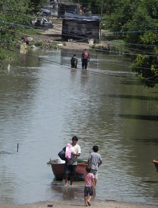 <p> Familias del Barrio La Toma de Barranqueras abandonan sus hogares y rescatan sus pertenencias durante las inundaciones causadas por las intensas lluvias del mes de enero. Foto: Fabián Maldonado </p>
