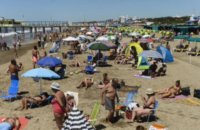 Verano sin humo: en Pinamar prohíben fumar en la playa