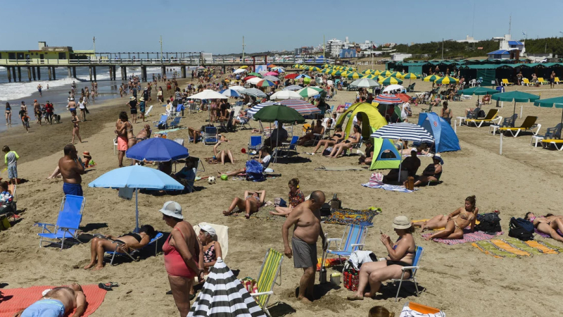 Verano sin humo: en Pinamar prohíben fumar en la playa