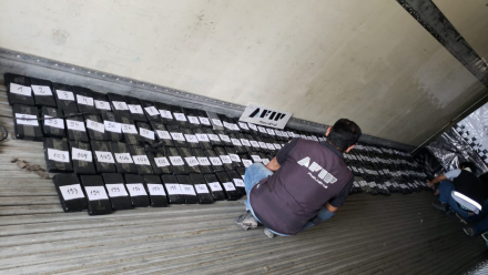FOTO - LA AFIP SECUESTRÓ 207 KILOS DE COCAÍNA.jpg