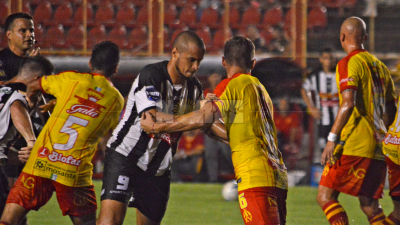 Sarmiento y For Ever empataron bajo la lluvia