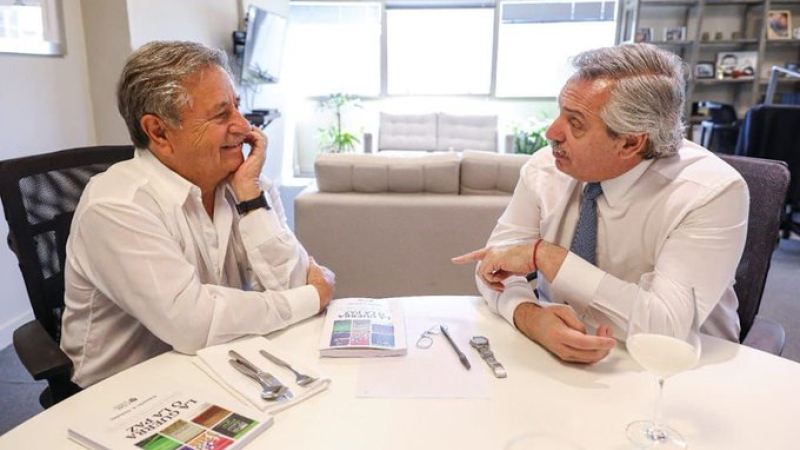 Duhalde se reunió con Alberto Fernández y le presentó una propuesta para la venta de productos a granel