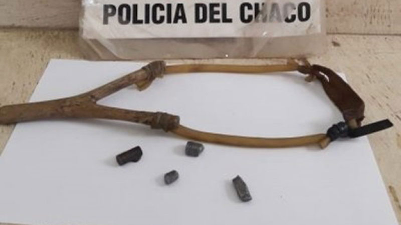 Resistencia: se atrincheró con una gomera y lesionó a policía