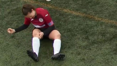 Una futbolista se dislocó la rodilla y se la recolocó a golpes
