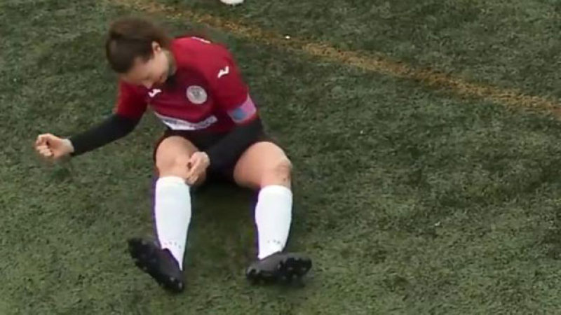 Una futbolista se dislocó la rodilla y se la recolocó a golpes