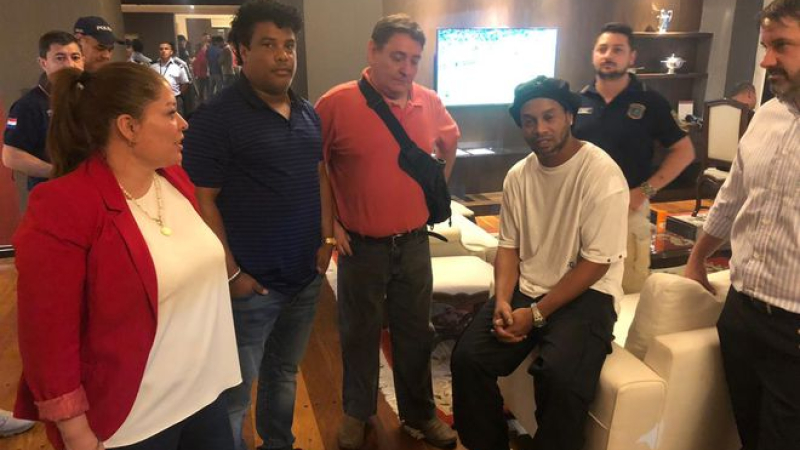 El exfutbolista Ronaldinho detenido en Paraguay por ingresar con "pasaporte adulterado"