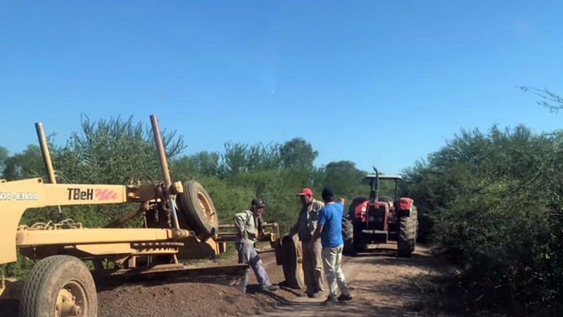 Consorcio caminero de Taco Pozo trabajando en la zona rural