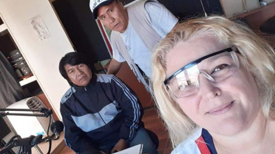 Docente rosarina da clases por radio a los alumnos sin Internet