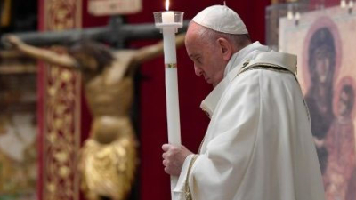 En la misa de Pascua, Francisco pidió reducir o condonar las deudas de los países más pobres