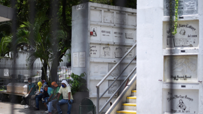 Ecuador: largas esperas en Guayaquil para enterrar a los fallecidos