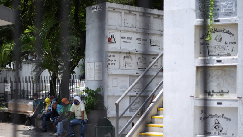 Ecuador: largas esperas en Guayaquil para enterrar a los fallecidos