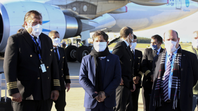 Arribó el avión de Aerolíneas con un millón de barbijos quirúrgicos e insumos provenientes de China