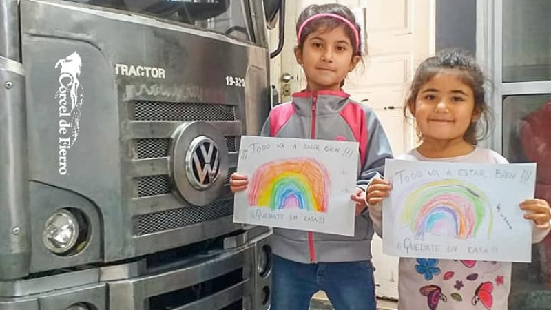 Aprovechó la cuarentena para construir un camión en miniatura para sus hijas ?