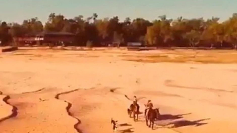 Por la histórica bajante en el Paraná, cruzaron el río a caballo