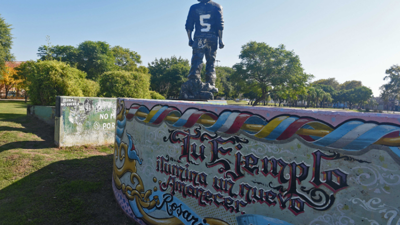 Rosario: la estatua del "Che" apareció con un “5” en la espalda
