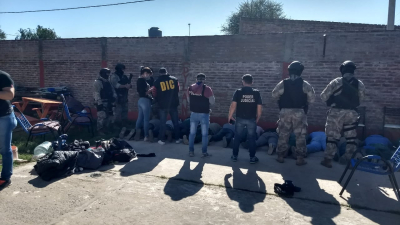 En allanamiento por robo,“descubren" un asado para 18 comensales
