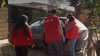 Una mujer infectada con Covid-19 pasa el aislamiento encerrada en su auto