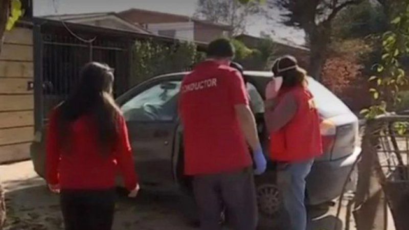 Una mujer infectada con Covid-19 pasa el aislamiento encerrada en su auto
