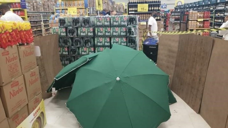 Un trabajador murió entre las góndolas y el supermercado "lo tapó" y siguió funcionando