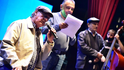 Homenaje al Padre Zini en el escenario del Teatro Vera