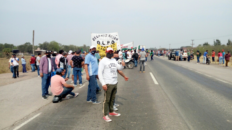 Movimientos sociales cortaron el tránsito de Ruta 11 reclamando asistencia por la pandemia