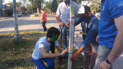 Inauguran mural y regalan plantines para celebrar el Día del Árbol