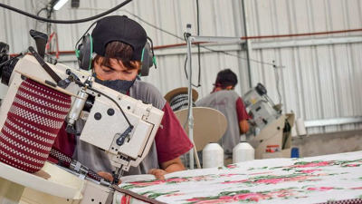 Según la Unión Industrial Argentina hay un leve repunte del empleo