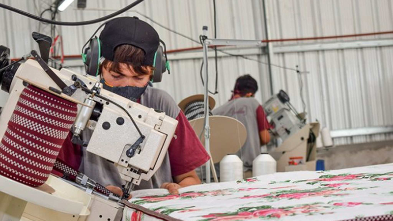 Según la Unión Industrial Argentina hay un leve repunte del empleo
