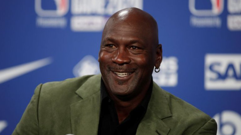 Michael Jordan compró un equipo de Nascar y contrató al único piloto afroamericano de la categoría