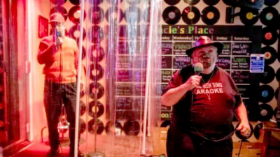 Un bar de karaoke de Canadá deja a sus clientes cantar en la ducha durante la pandemia
